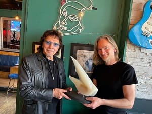 Tony Iommi вручили скульптуру ископаемого