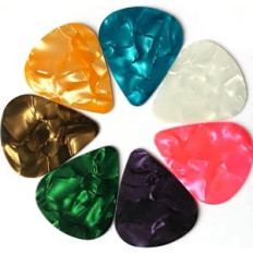 Медиатор: роль в игре на гитаре и параметры выбора