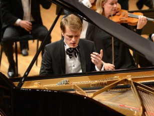 Российский пианист Сергей Белявский финале конкурса в Женеве