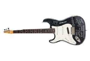Разбитая гитара Курта Кобейна продана на аукционе